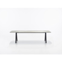 Table de repas extérieur KODO 280 x 106 de Vincent Sheppard, Structure aluminium gris fossile, Plateau céramique silex
